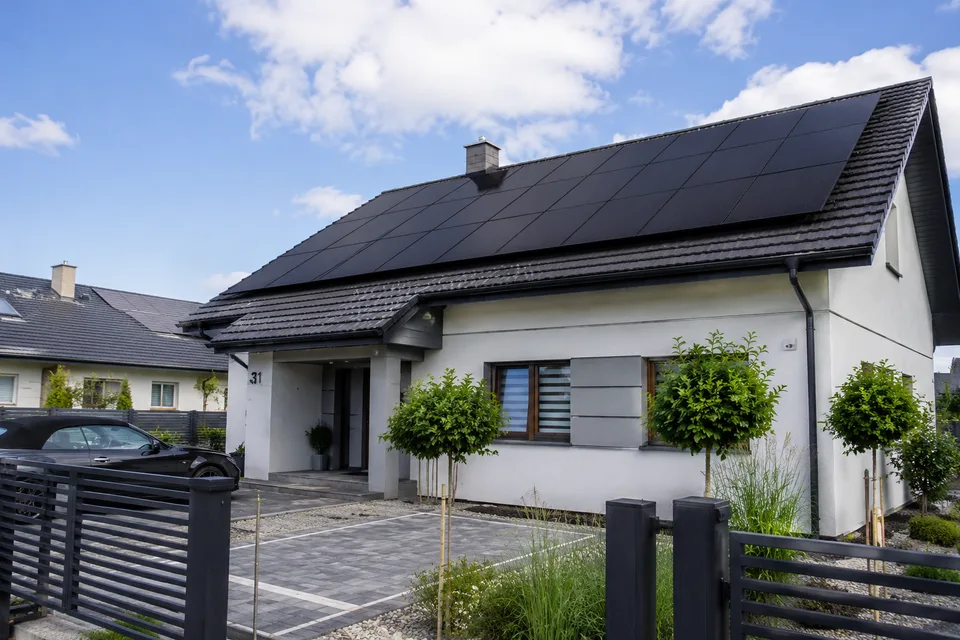 Nowoczesny dom z instalacją fotowoltaiczną na dachu